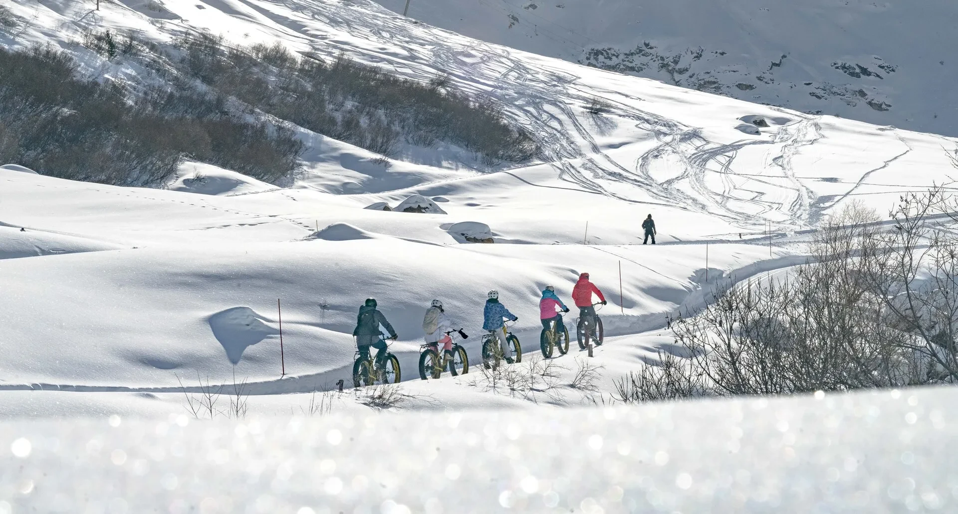 Cyclistes sur neige en montagne hivernale, Hôtel à Val d’Isère avec piscine, La Mourra.