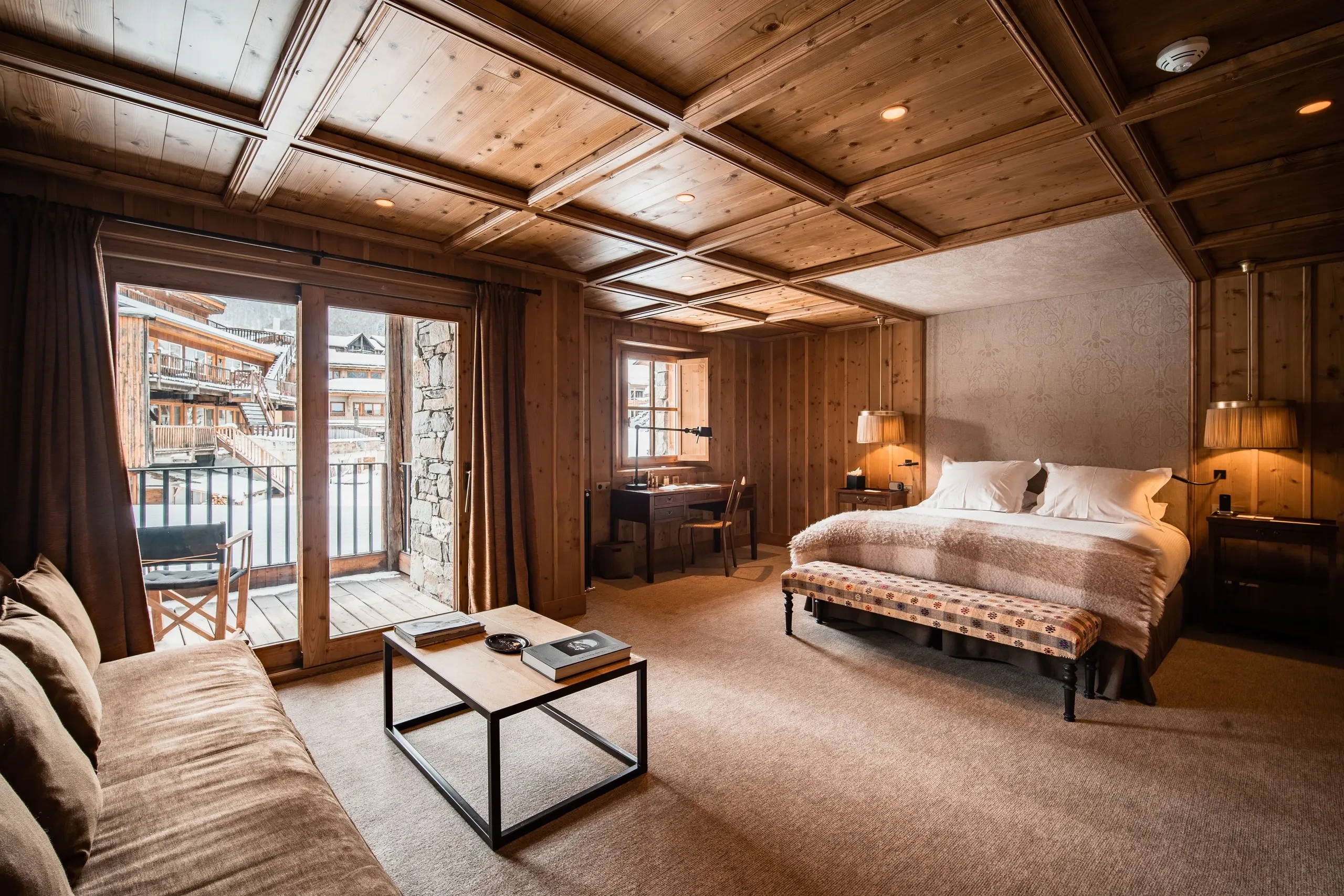 Chambre en bois avec vue sur terrasse enneigée, Hôtel de luxe La Mourra à Val d’Isèr