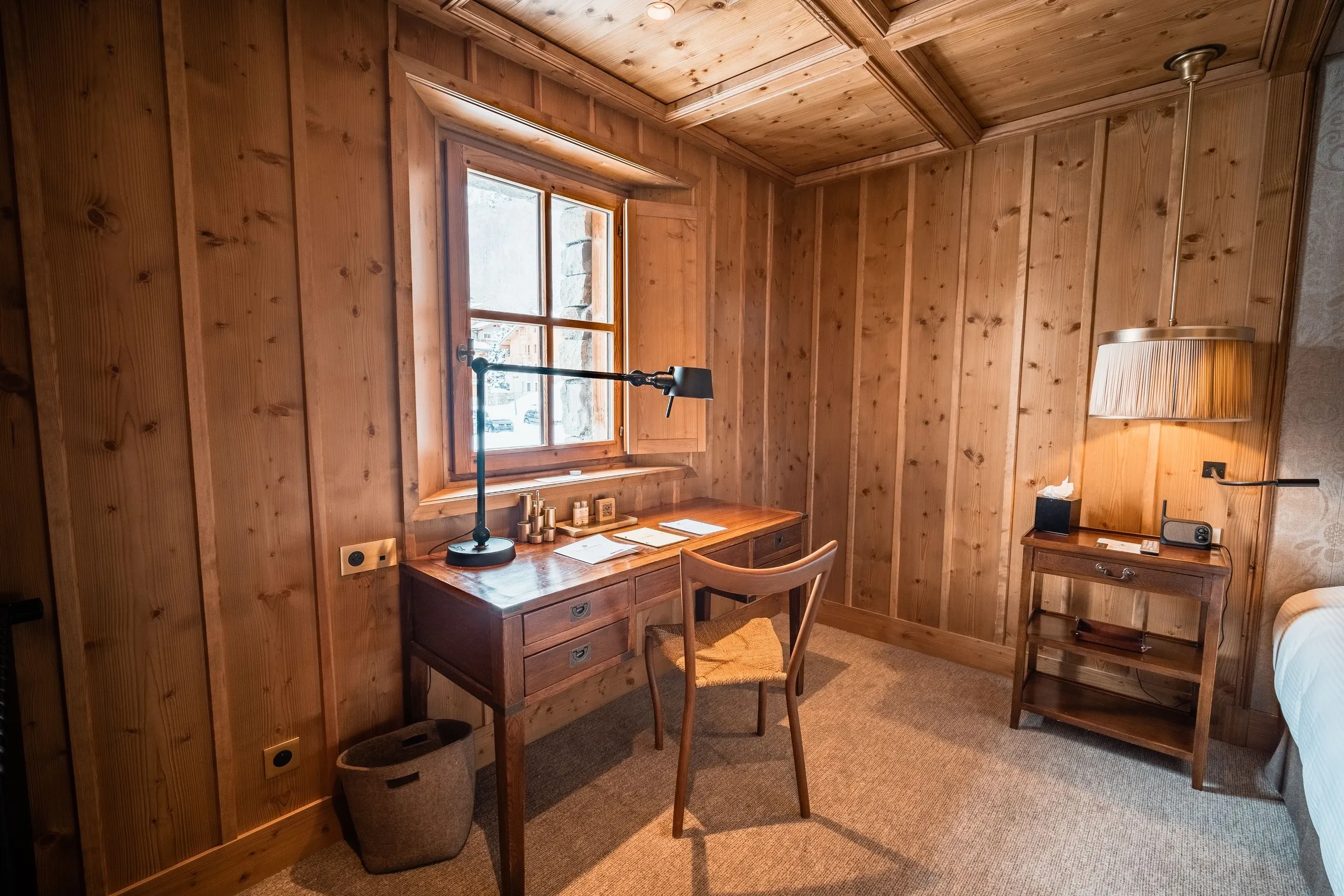 Bureau en bois dans un chalet confortable, Hôtel de luxe La Mourra à Val d’Isèr