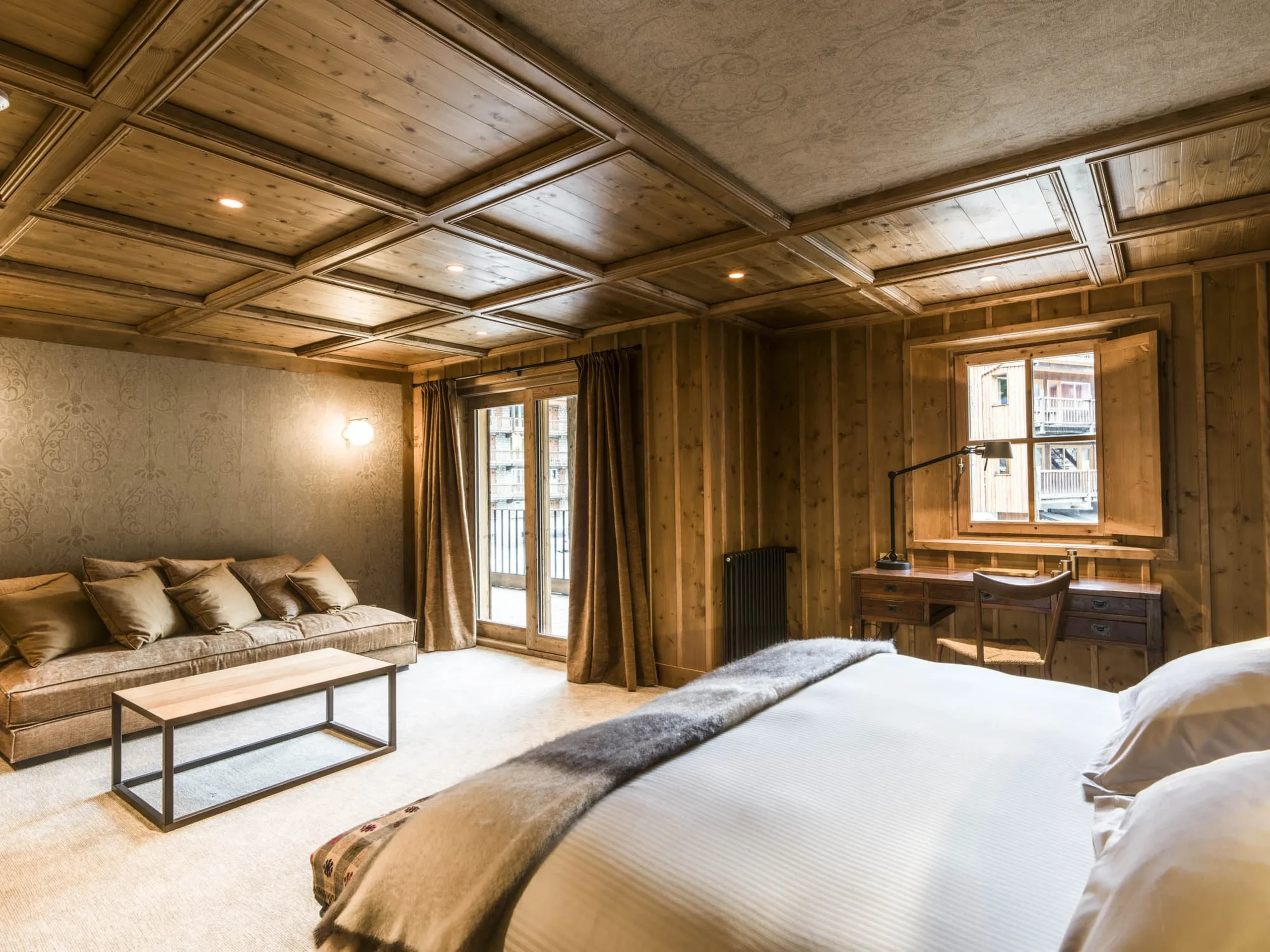 Chambre chaleureuse avec bois et lumière naturelle, Hôtel de luxe La Mourra à Val d’Isèr