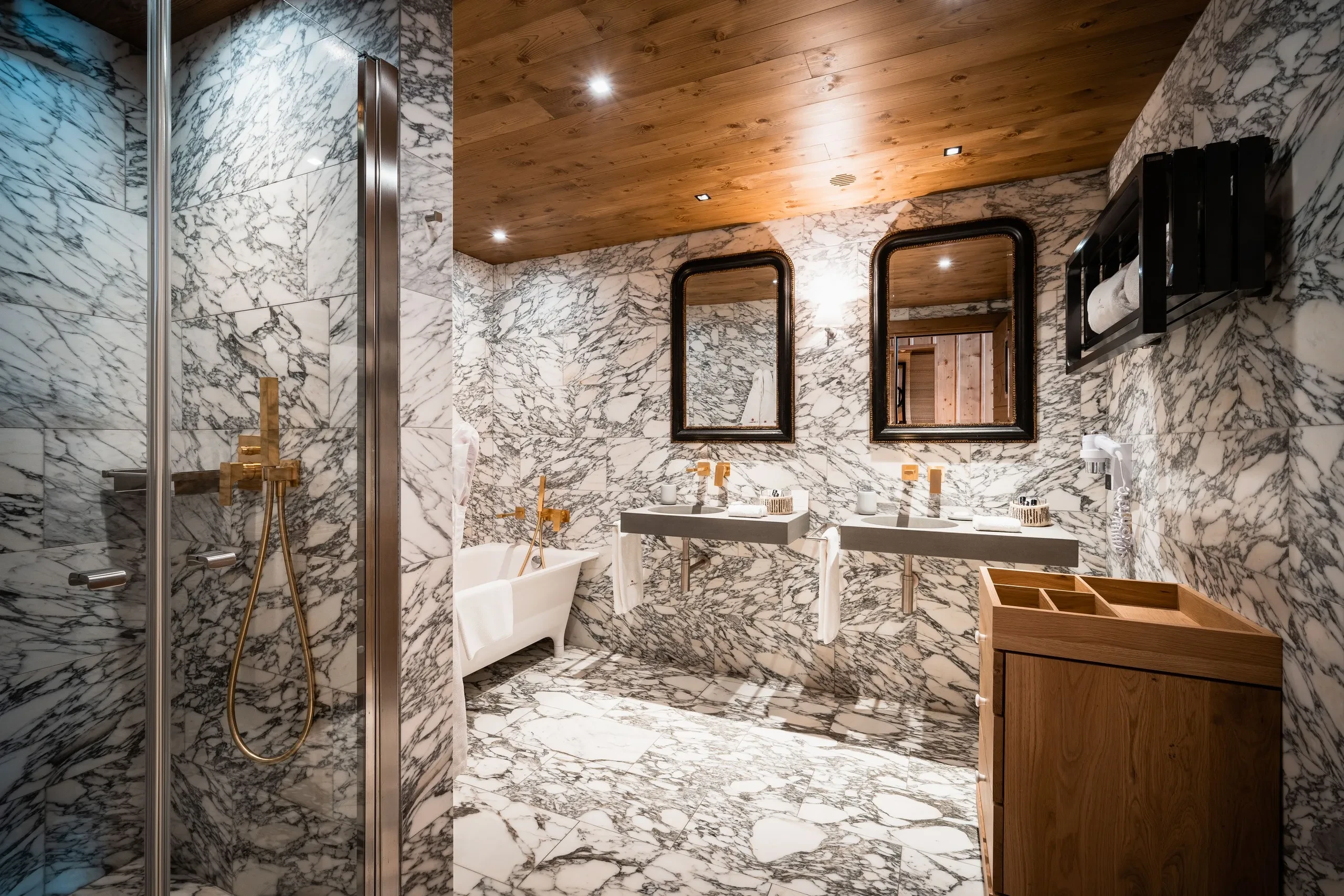 Salle de bain luxueuse en marbre avec baignoire, Hôtel de luxe La Mourra à Val d’Isèr