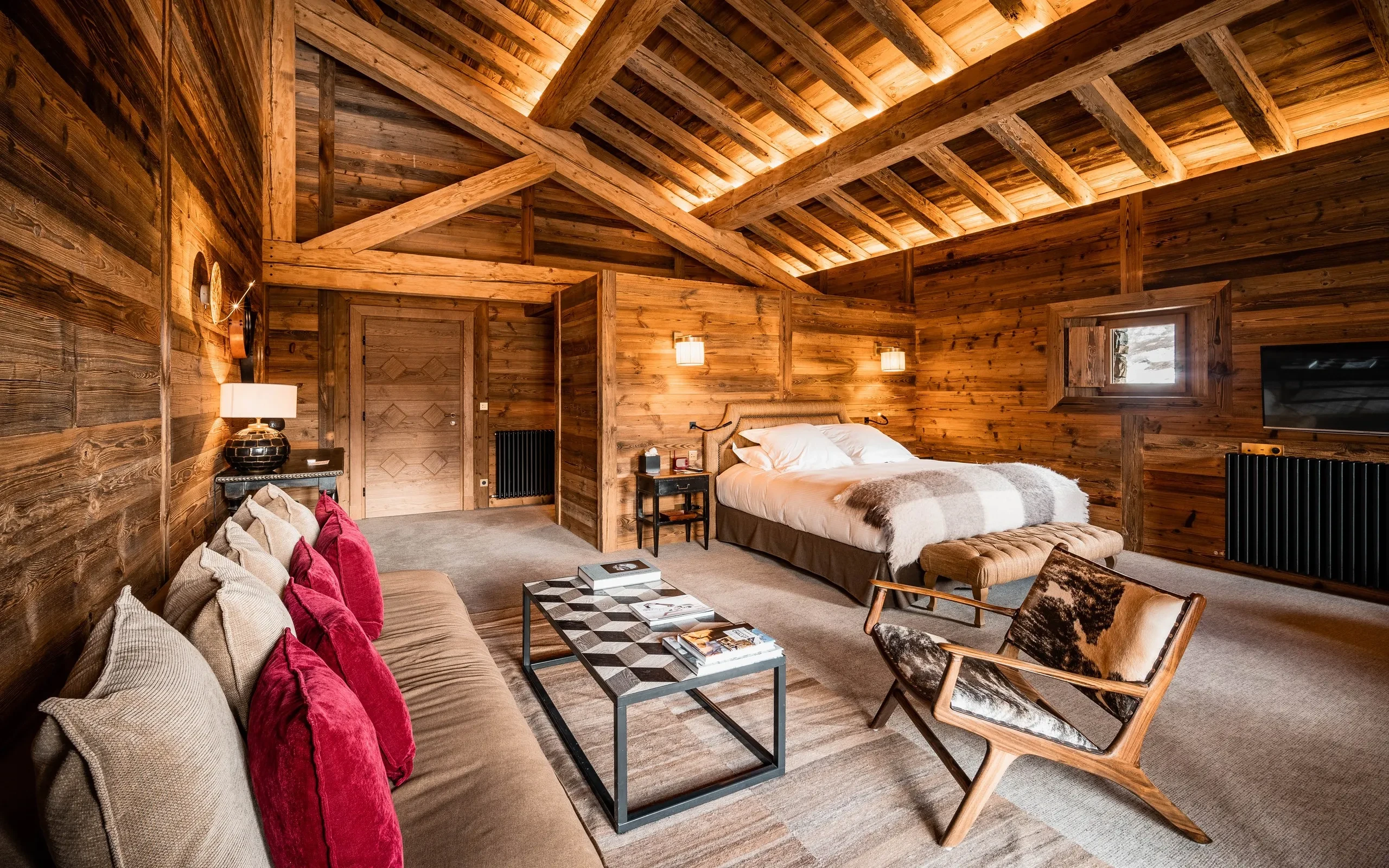 Chambre chaleureuse avec bois et lumière douce, Hôtel de luxe La Mourra à Val d’Isèr