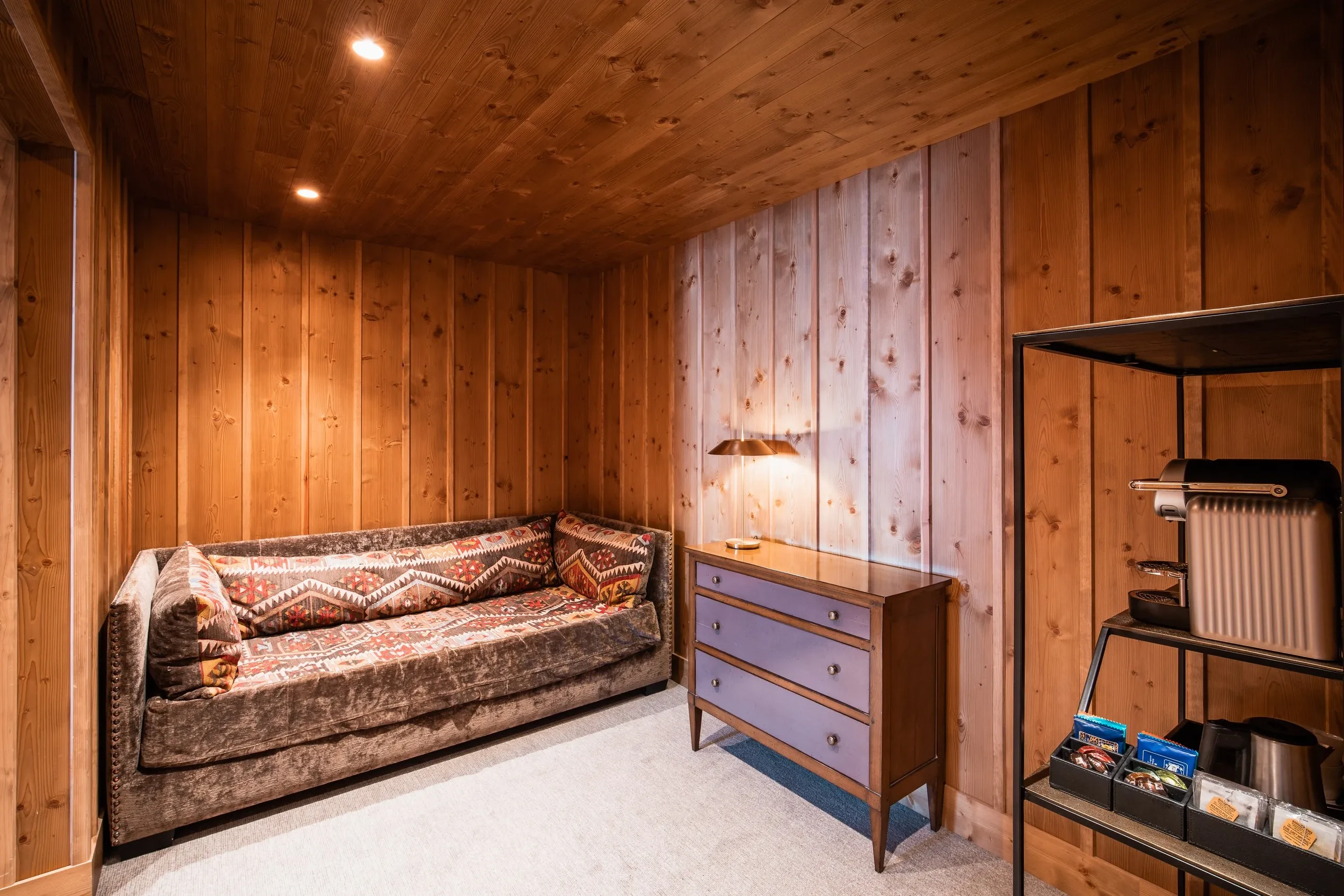 Salon en bois avec canapé et commode, Hôtel de luxe La Mourra à Val d’Isèr
