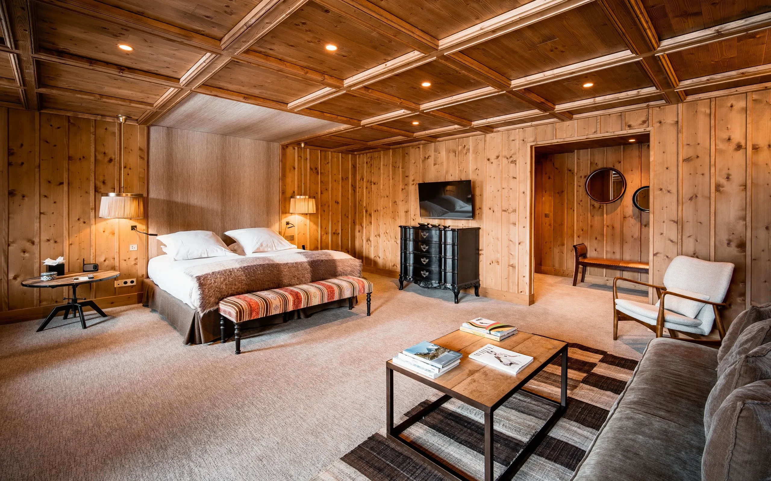 Chambre d'hôtel en bois, élégante et spacieuse, Hôtel de luxe La Mourra à Val d’Isèr