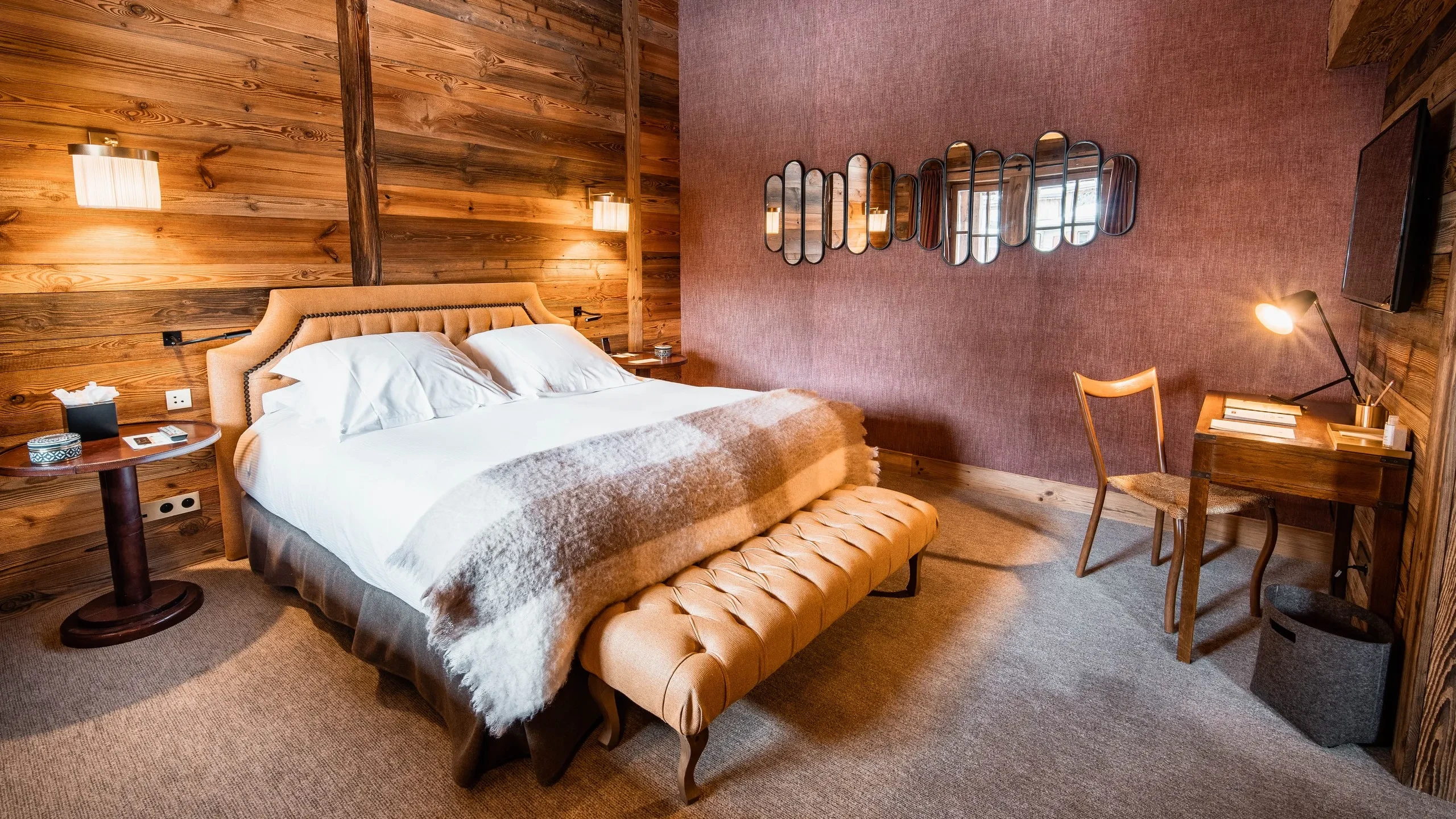 Chambre d'hôtel en bois avec lit et bureau, Hôtel de luxe La Mourra à Val d’Isèr