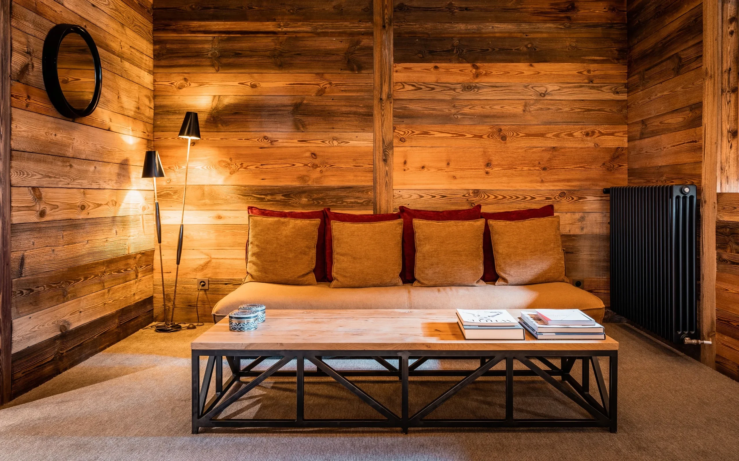 Salon en bois avec canapé et table basse, Hôtel de luxe La Mourra à Val d’Isèr
