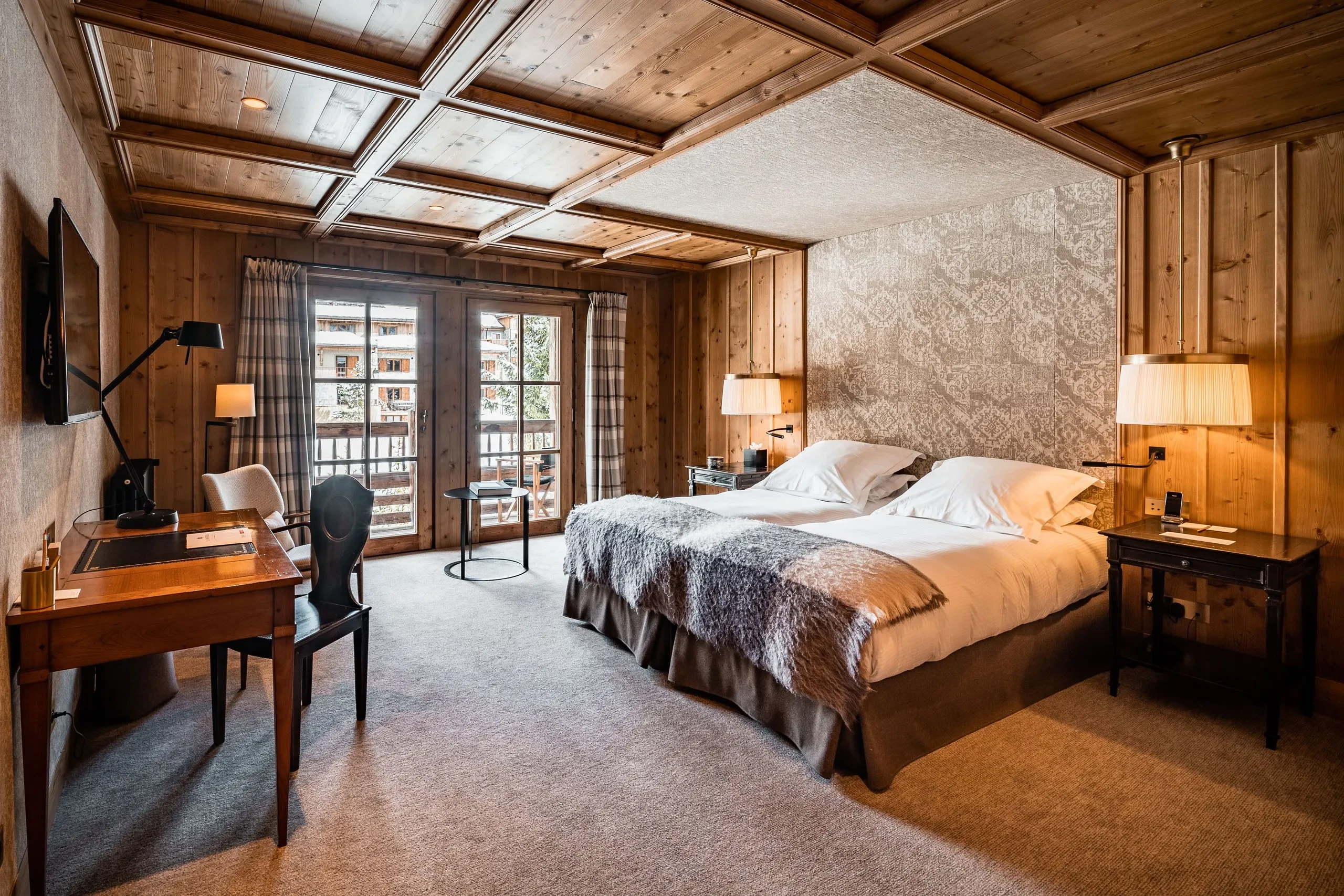 Chambre d'hôtel avec lit double et balcon, Hôtel de luxe La Mourra à Val d’Isère