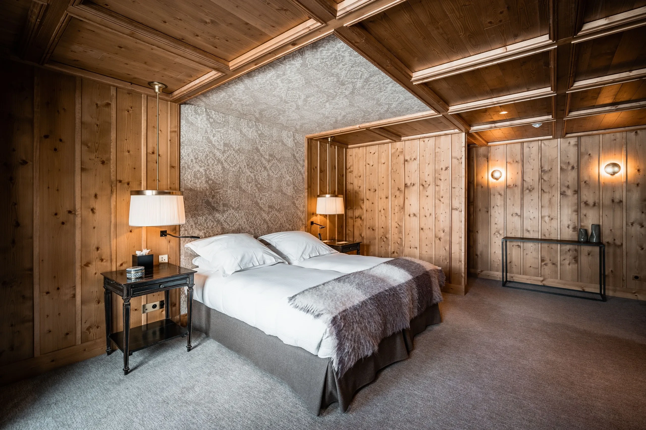 Chambre d'hôtel en bois avec lit double, Hôtel de luxe La Mourra à Val d’Isère
