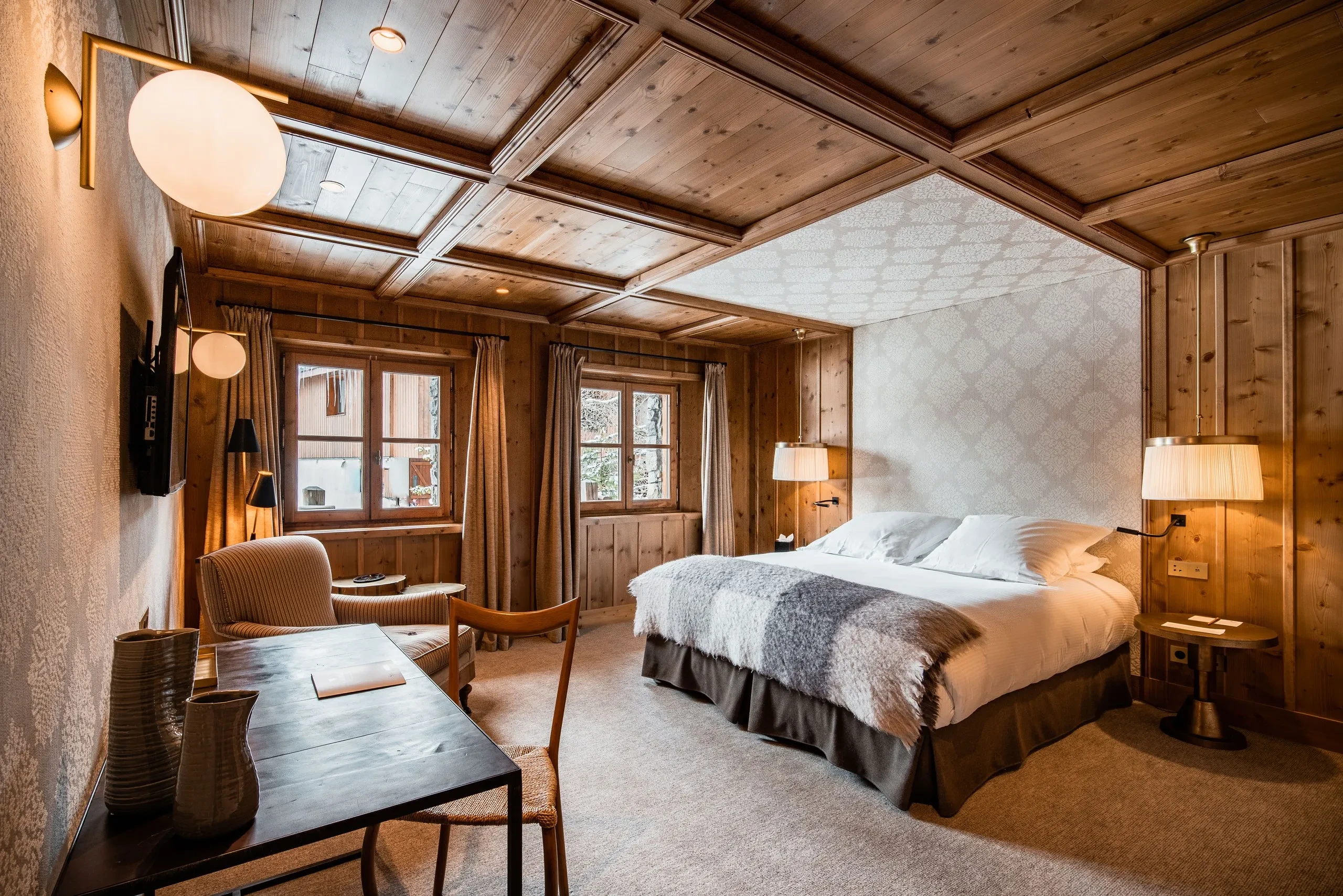 Chambre d'hôtel en bois avec lit double, , Hôtel de luxe La Mourra à Val d’Isère