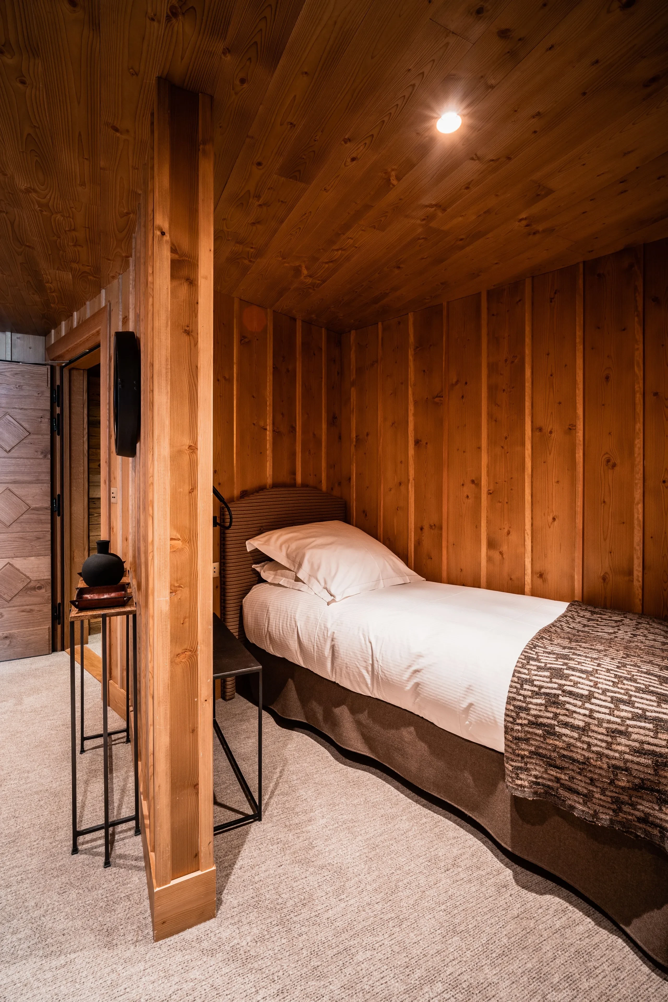 Chambre en bois avec lit simple éclairé, Hôtel de luxe La Mourra à Val d’Isère