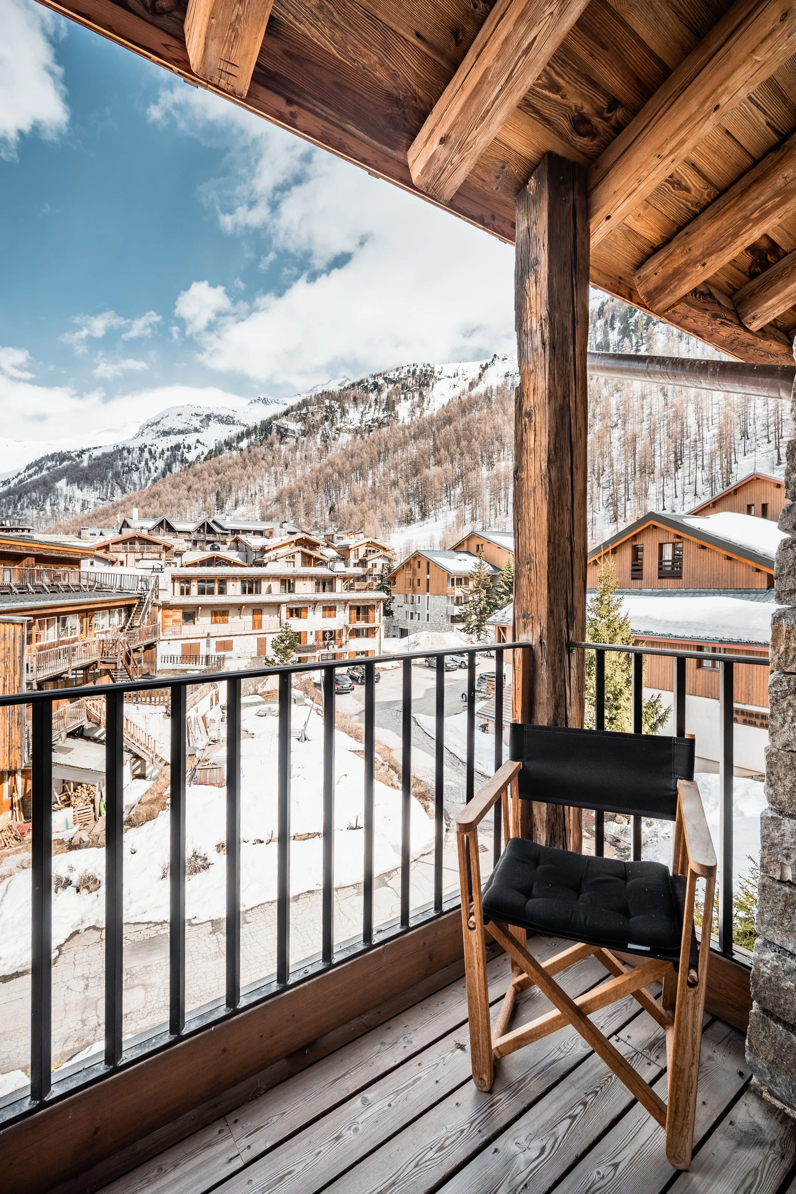 Balcon avec vue sur montagne enneigée et chalets, Hôtel de luxe La Mourra à Val d’Isèr