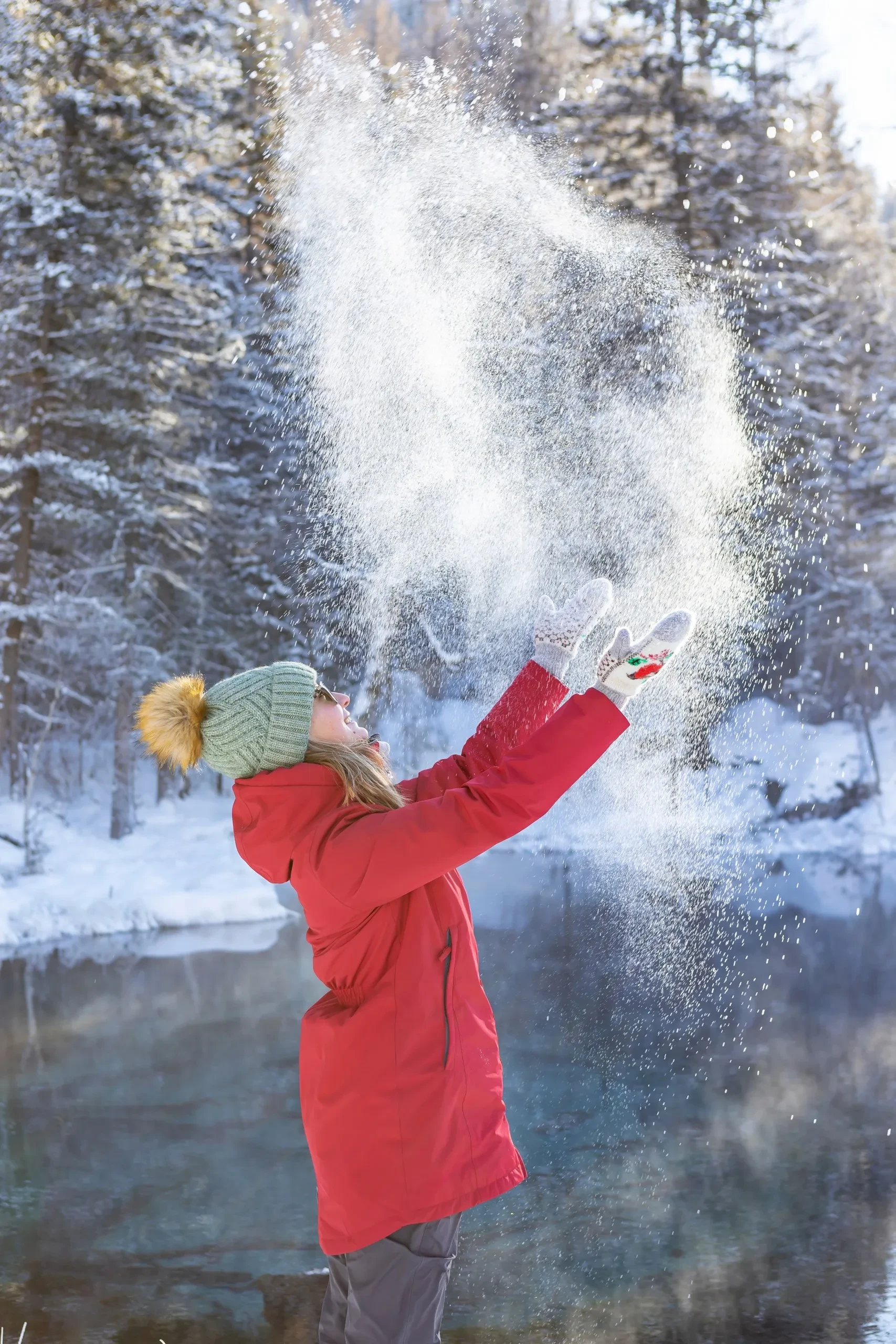 Personne lançant de la neige dans la forêt enneigée, Hôtel à Val d’Isère avec piscine, La Mourra.