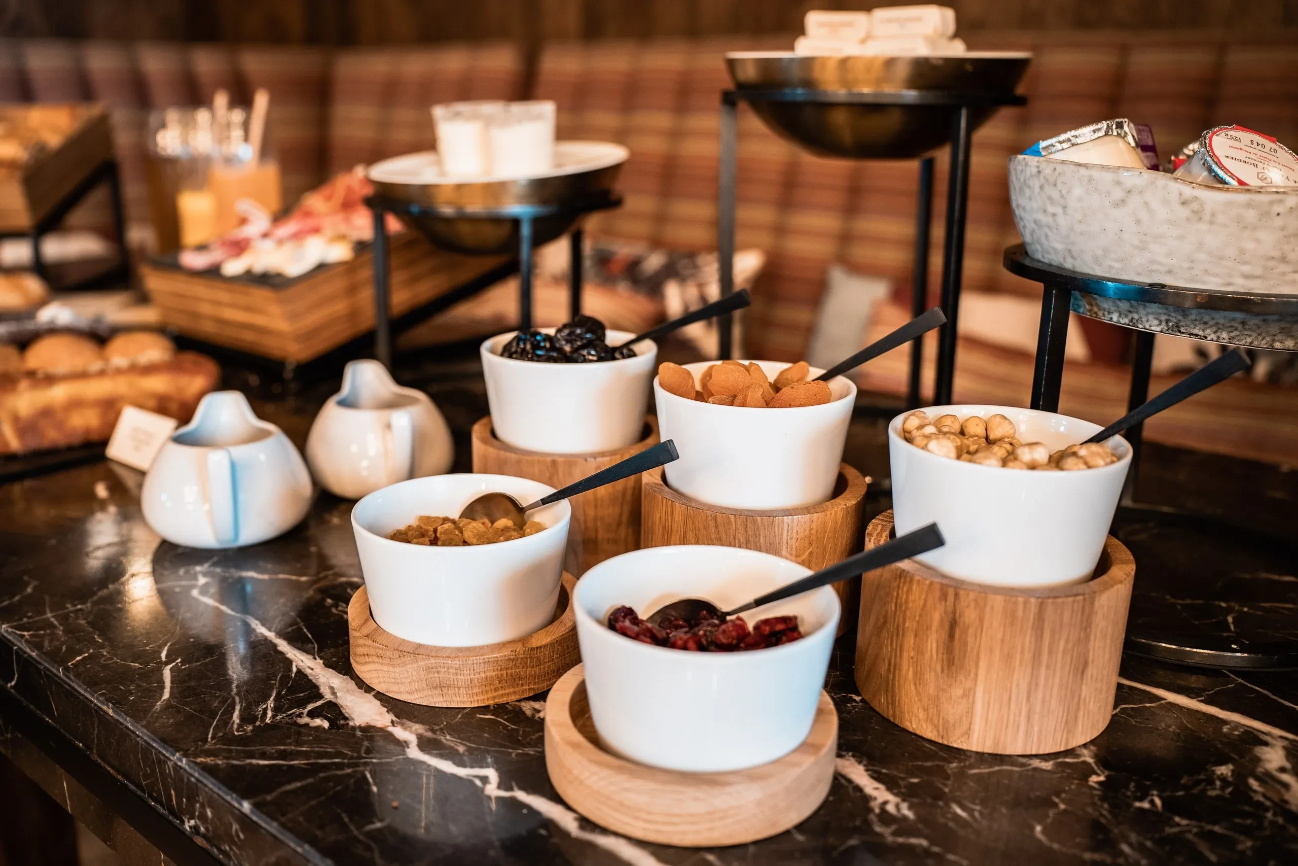 Buffet avec bols de fruits secs