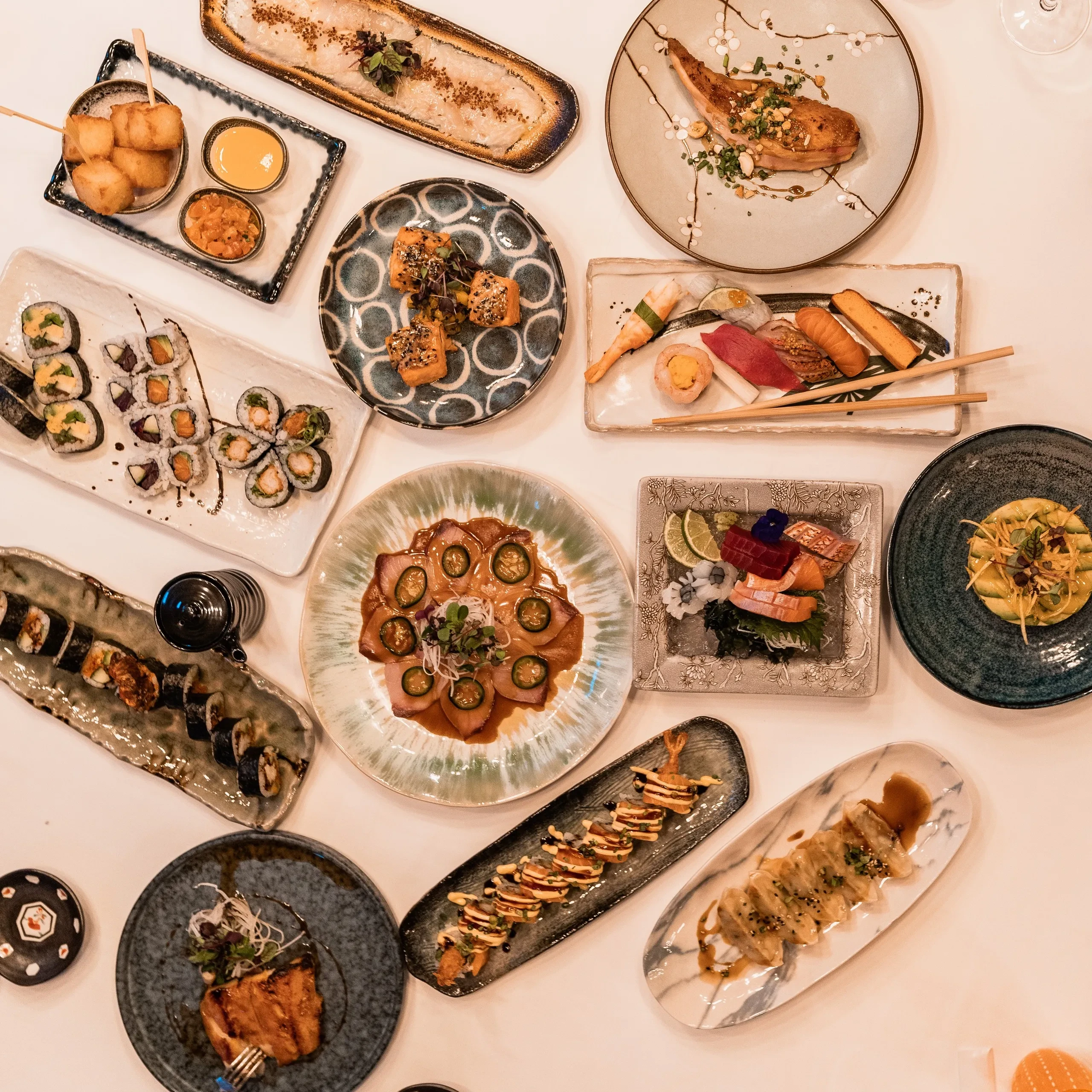 Assortiment de plats japonais variés sur la table.