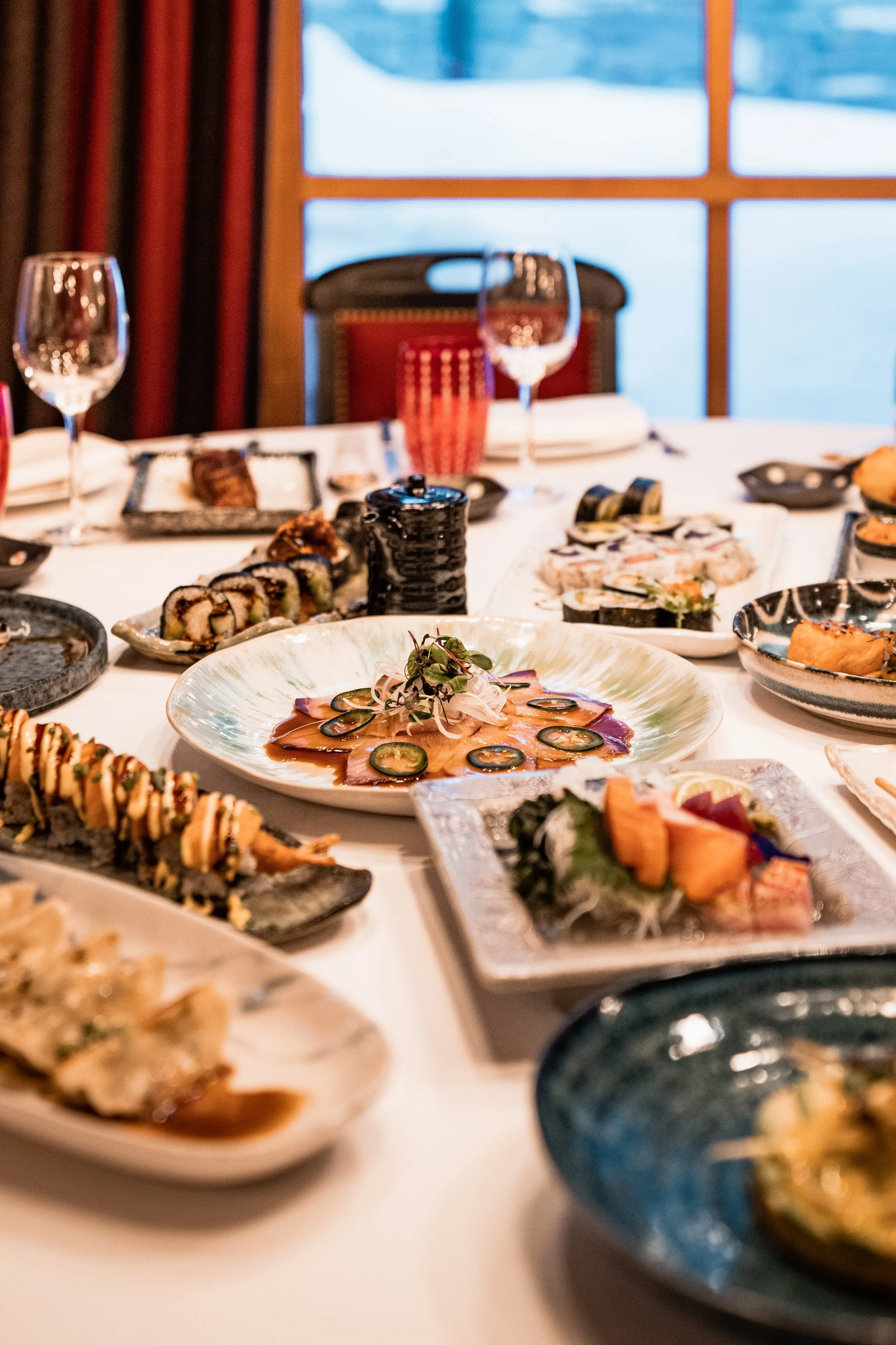 Assortiment de plats japonais sur une table.