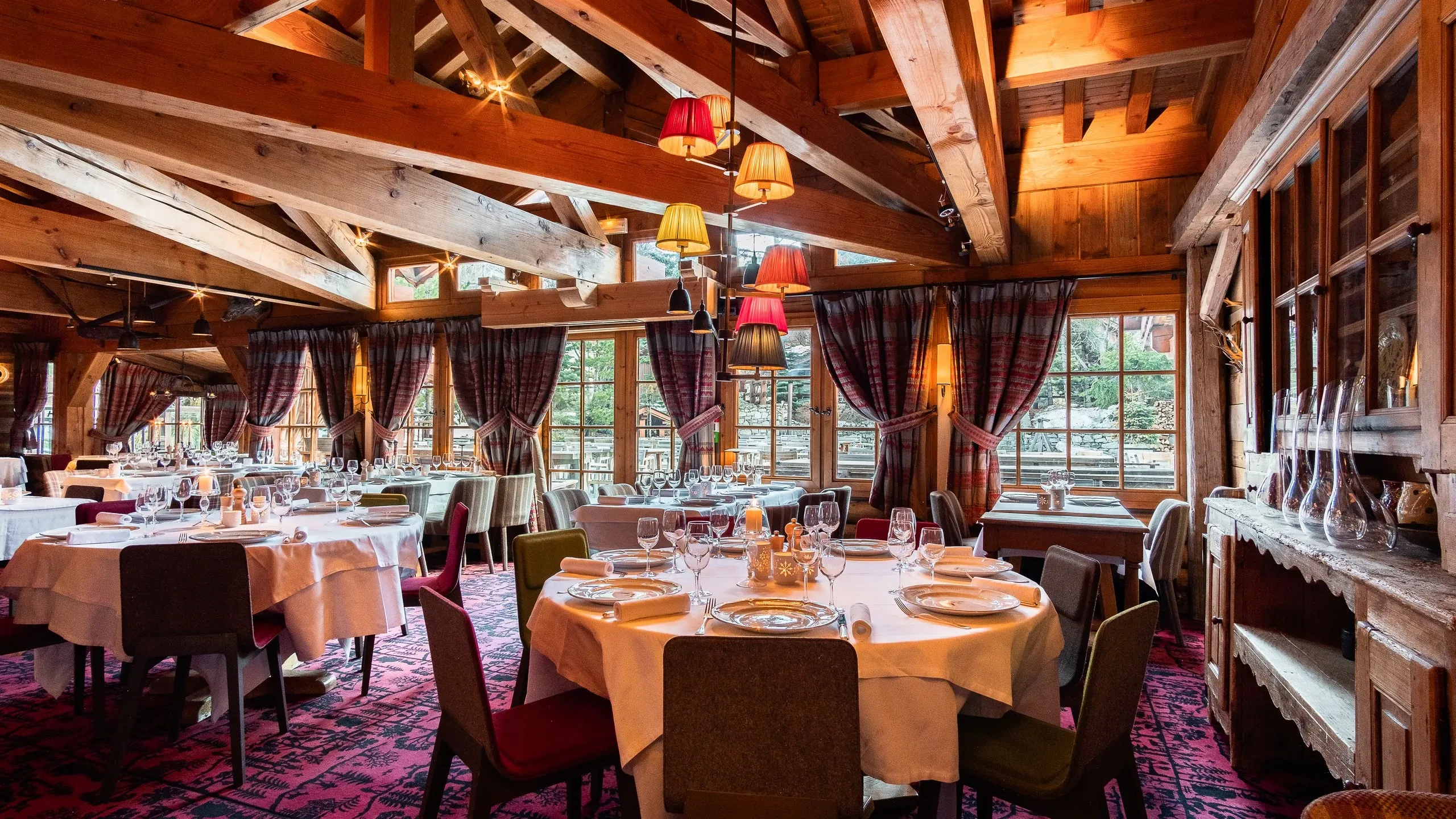 Salle de restaurant cozy avec tables dressées.