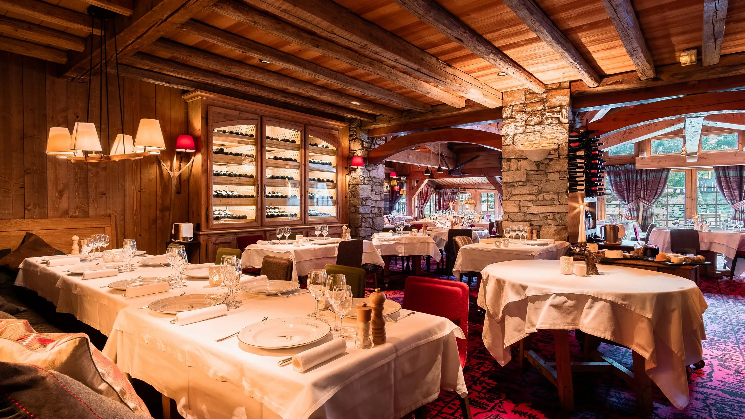 Restaurant en bois avec ambiance chaleureuse.
