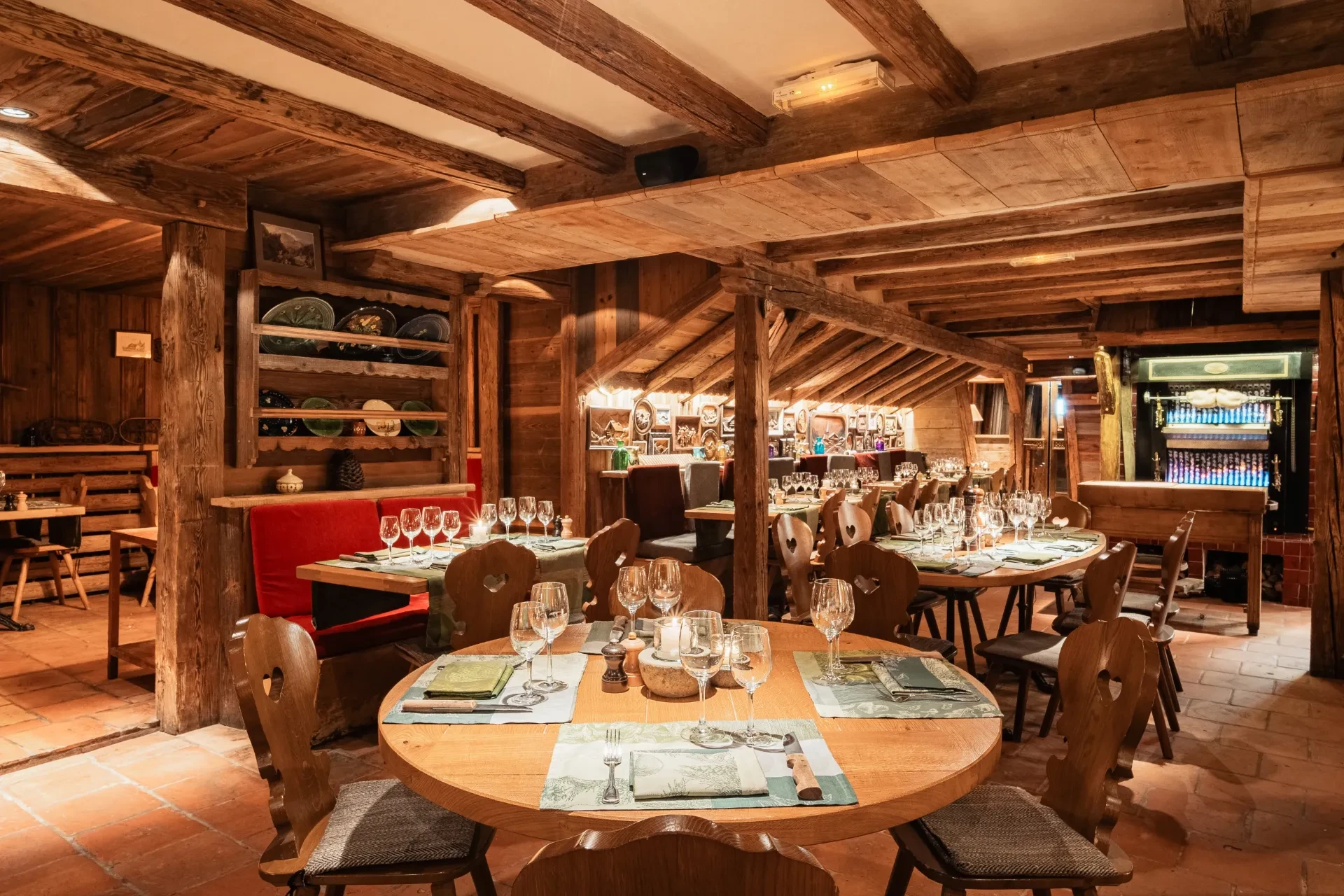 Restaurant rustique avec tables en bois et ambiance chaleureuse.