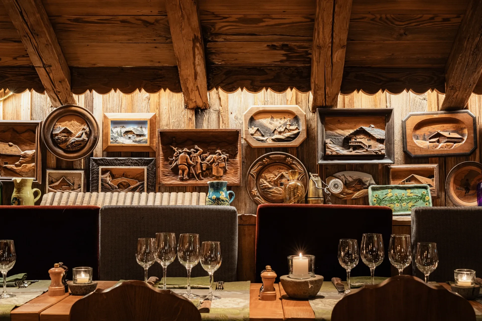 Restaurant chalet, décor alpin en bois sculpté.