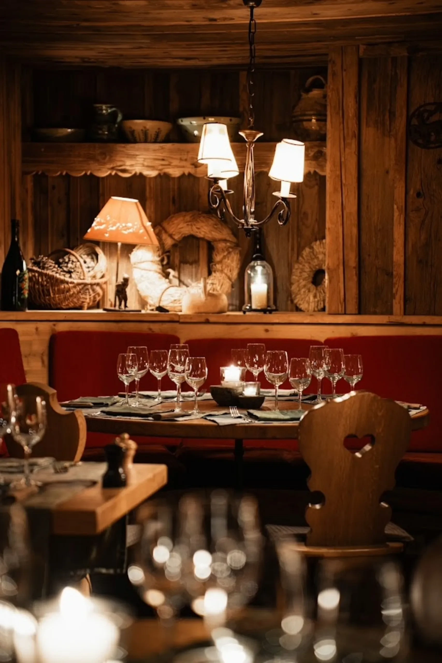 Table de restaurant avec bougies et verres.