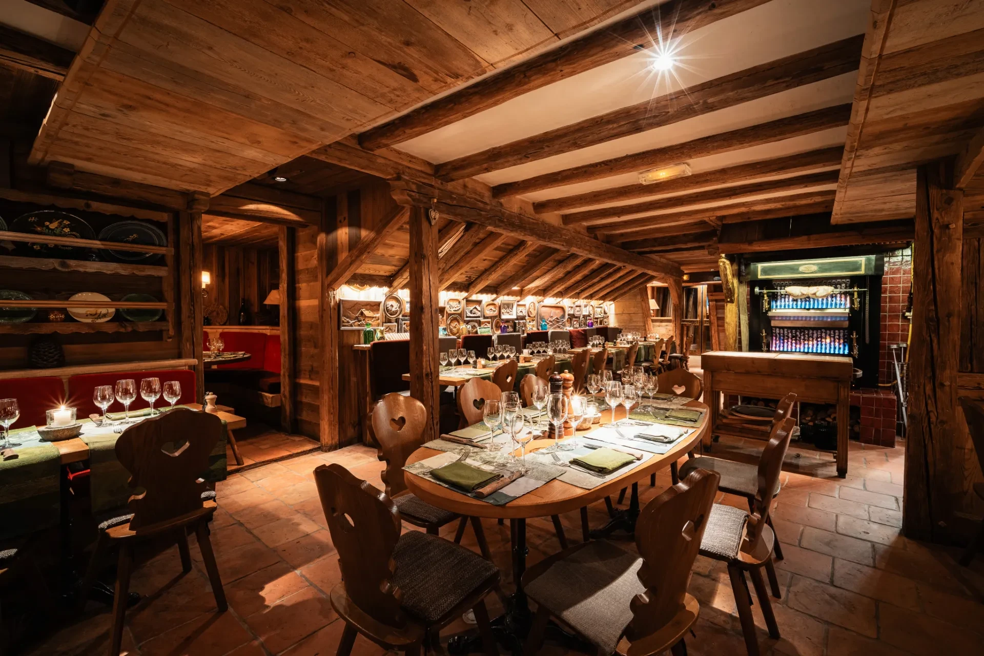 Restaurant chaleureux avec tables et décoration bois.