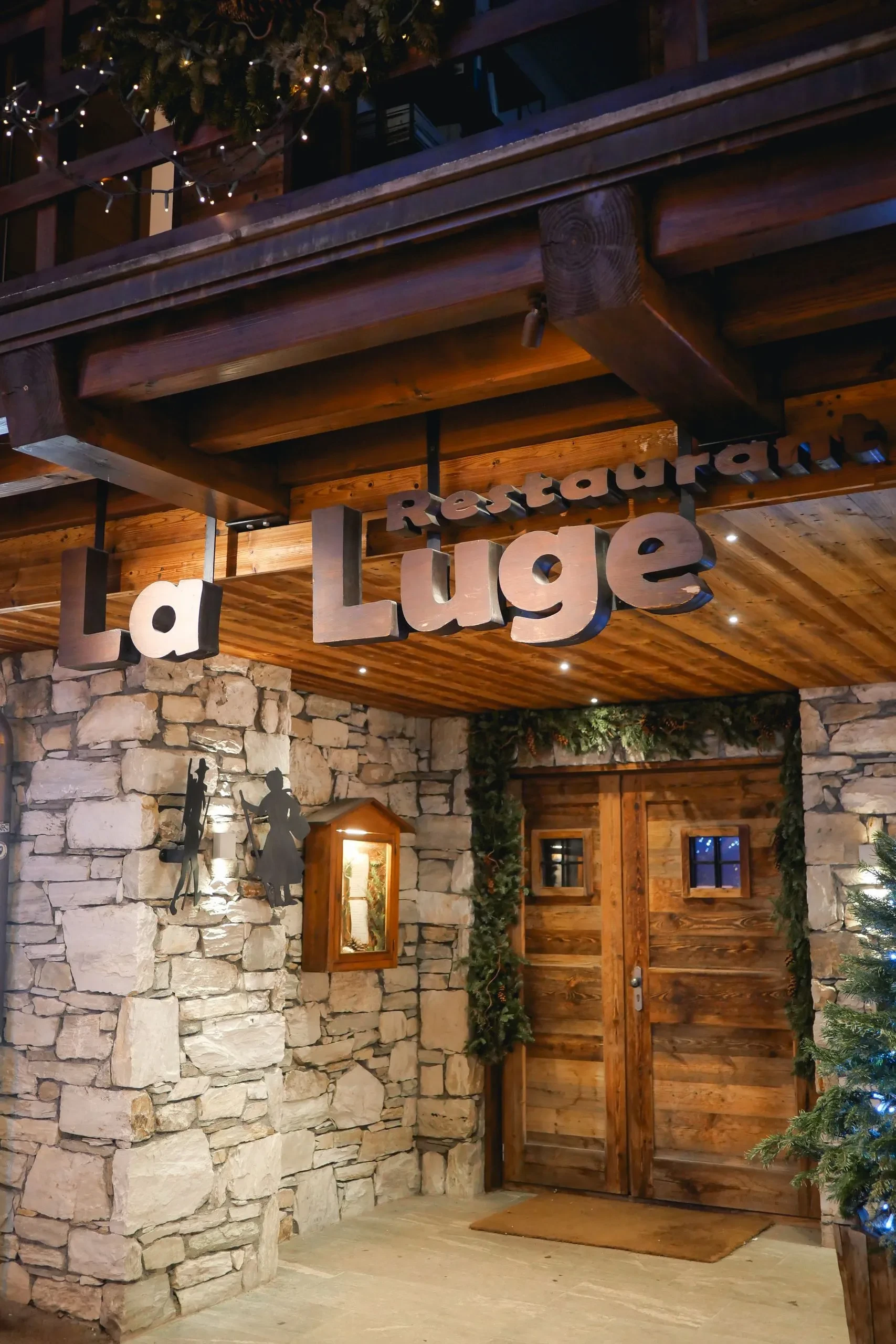 Entrée du restaurant La Luge décorée.