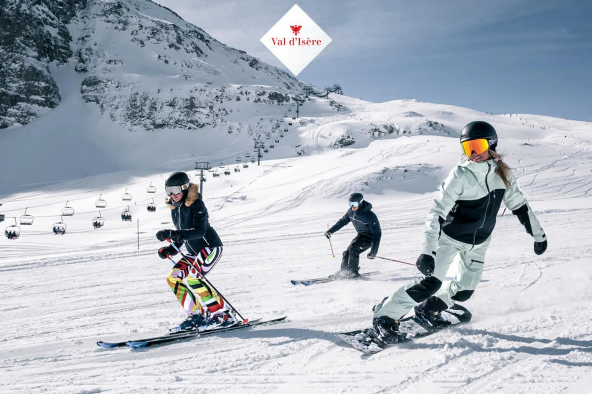 Skieurs sur une piste enneigée à Val d'Isère.